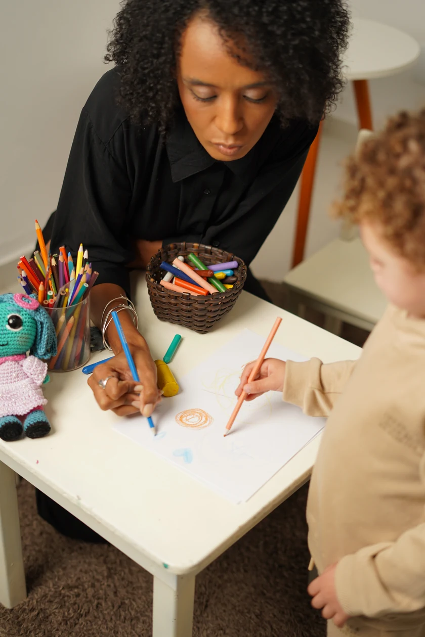 Atendimento infantil com atividades de desenho